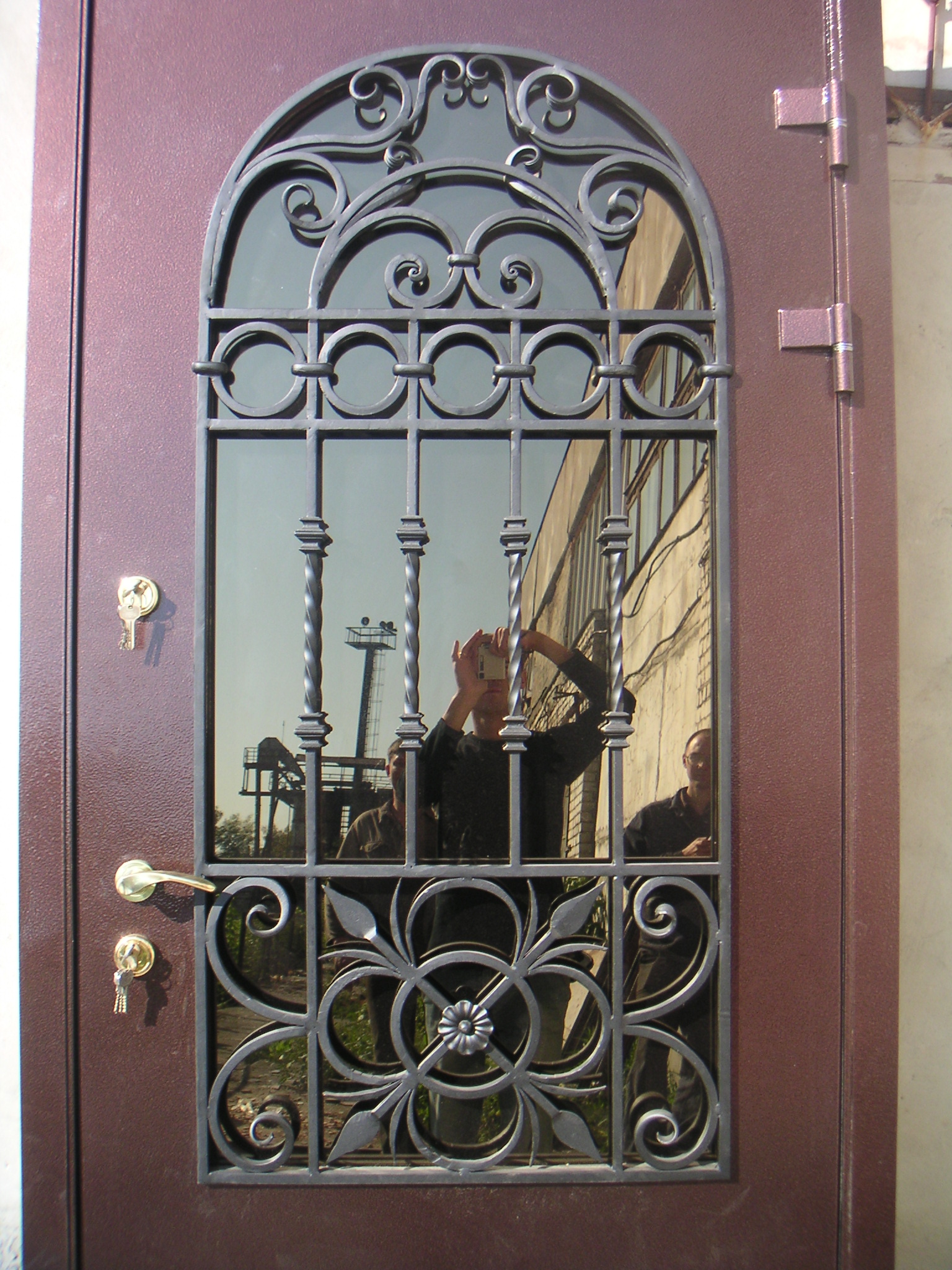 Входная дверь в дом со стеклом ковка