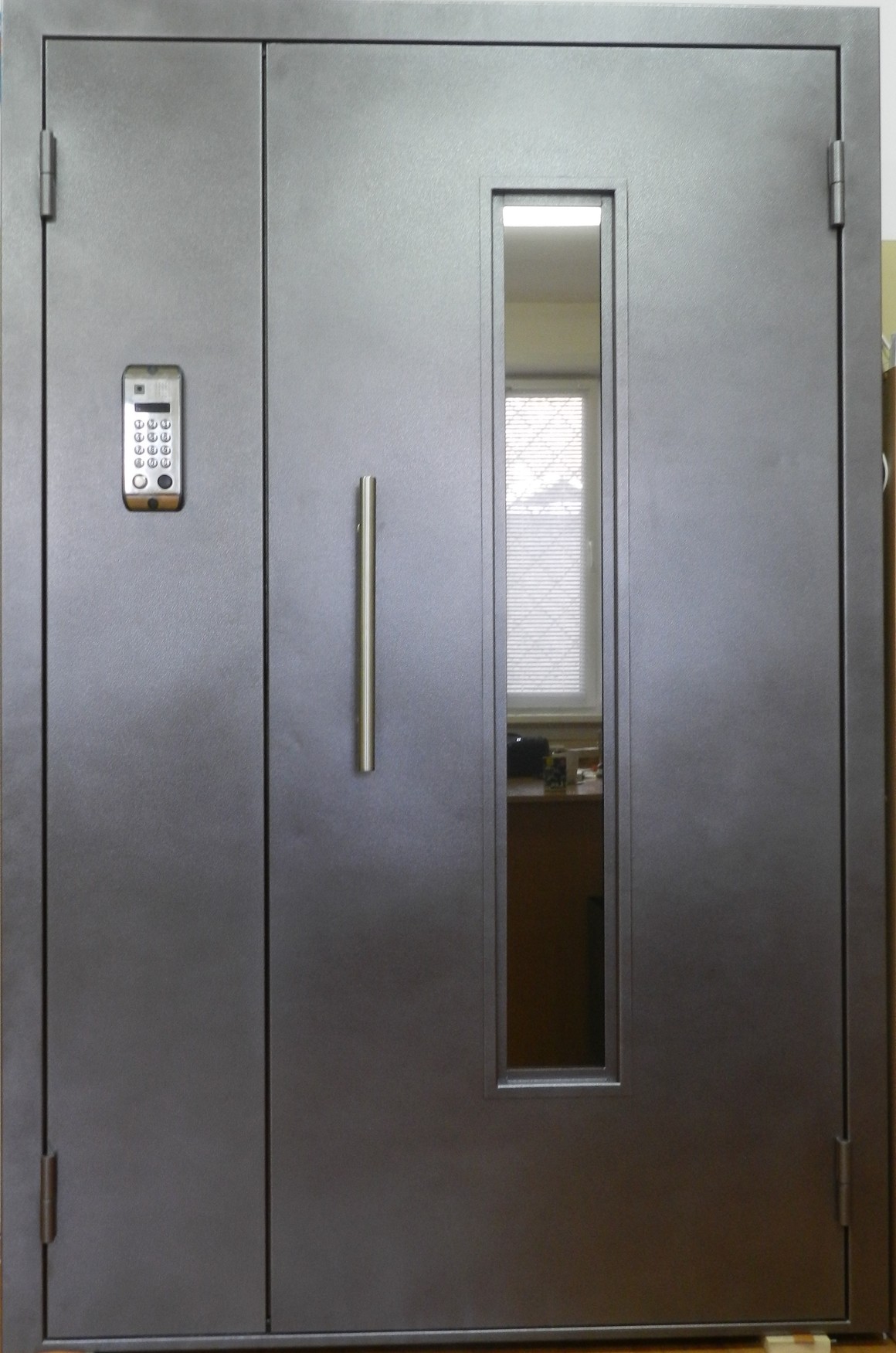 Железная тамбурная дверь. Подъездные двери со стеклом PDM-015. Металлические подъездные двери 116х 2750. Тамбурная дверь 2000х1200. Двери металлические двухсекционные входные 1200 ширина.